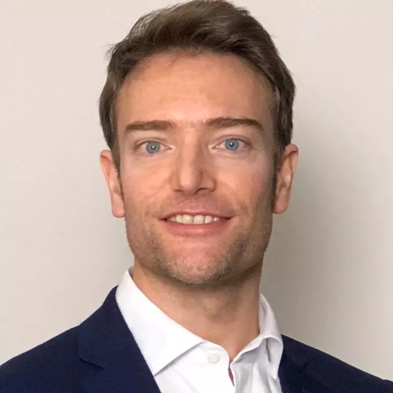photograph of professor simon benjamin